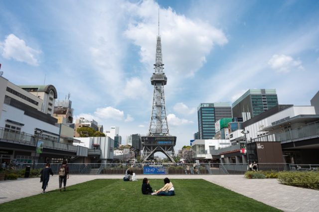 名古屋市中区栄の中部電力MIRAI TOWERを正面から撮影しました。芝生が気持ちよく昼間など芝生でくつろいでいる人も多いです。