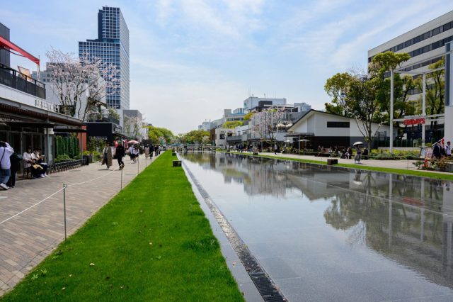 名古屋市中区栄のセントラルパークの中部電力MIRAI TOWERを背にして撮影をしました。フレームに入っていませんが、この左横には人気のもんじゃ焼きの店舗があります。