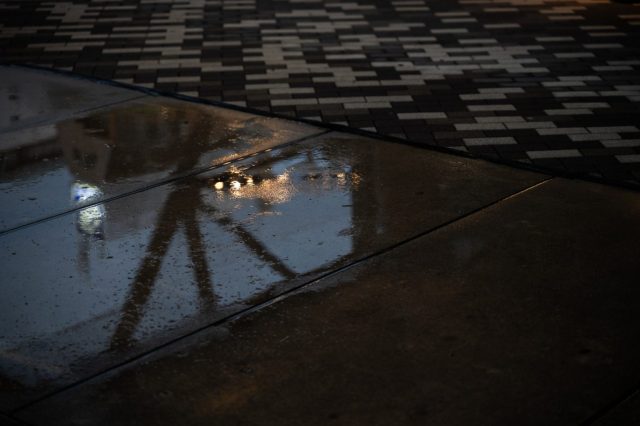 雨が降った中部電力MIRAI TOWERの前のアスファルトの地面の反射を撮影しました。
