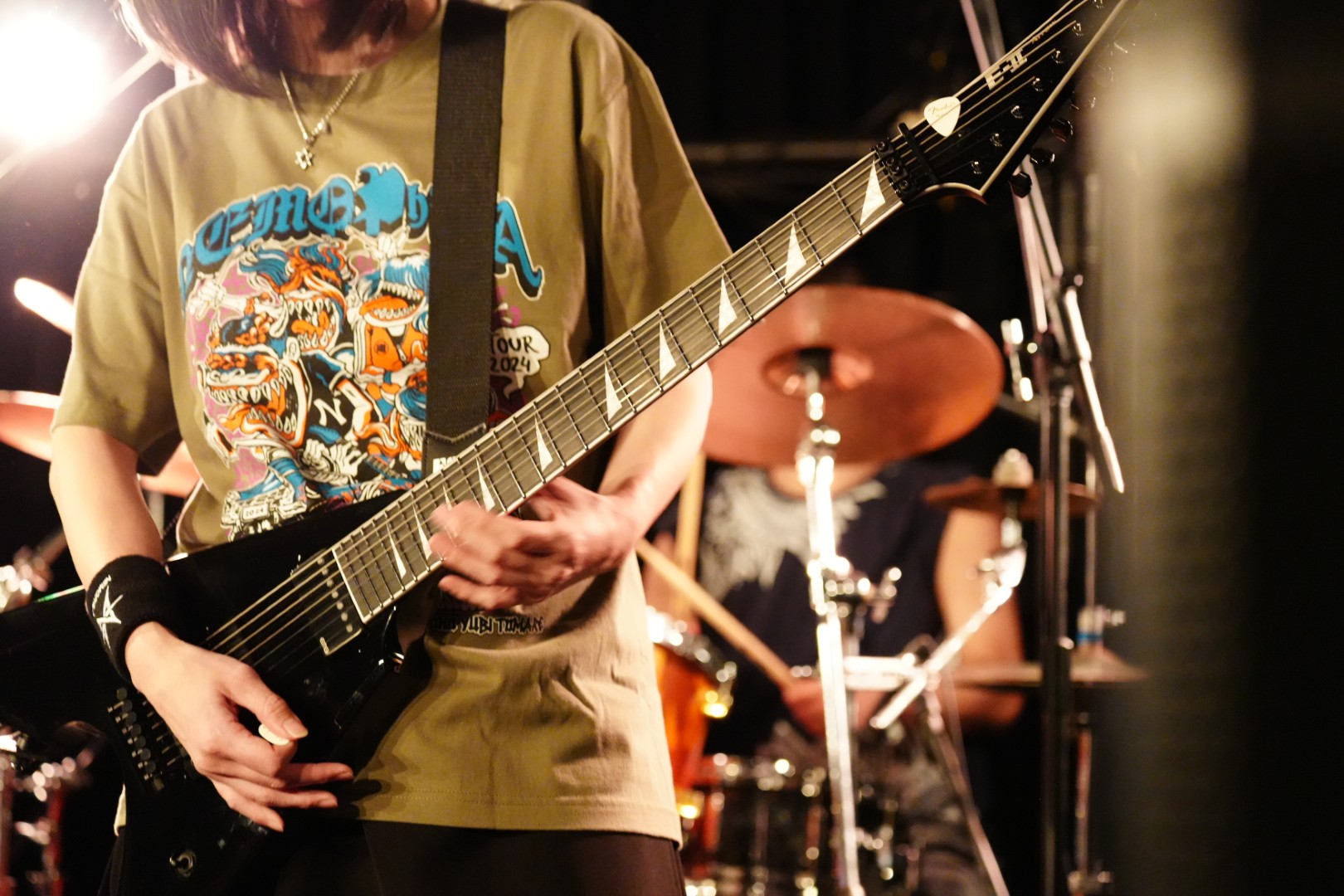 ライブハウスでのドラマチックな撮影。名古屋市中区錦3丁目BAR BLACK STAR経営のRionaさん。 ライブハウスでの出張撮影を承りました。