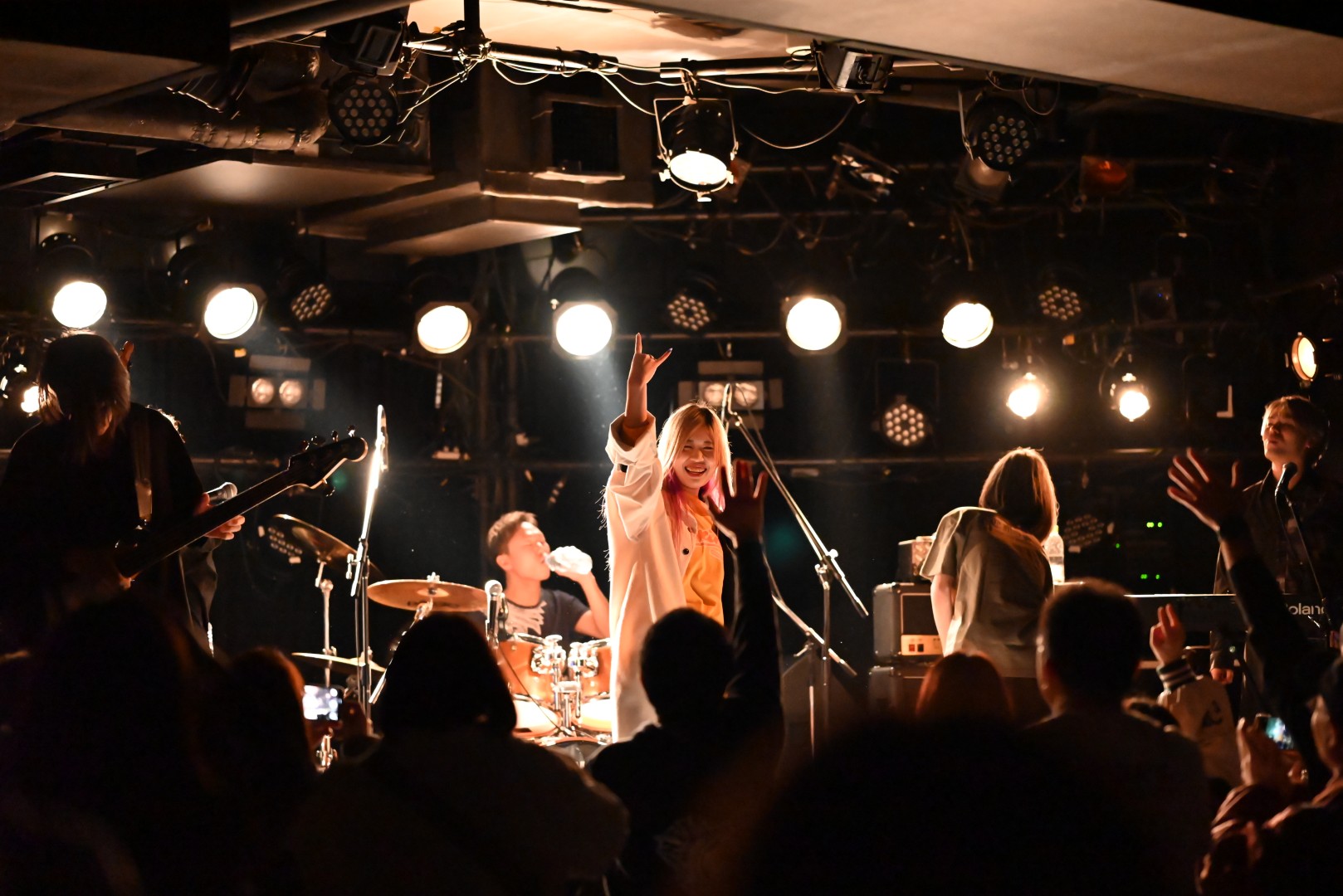 ライブハウスでのドラマチックな撮影。名古屋市中区錦3丁目BAR BLACK STAR経営のRionaさん。 ライブハウスでの出張撮影を承りました。