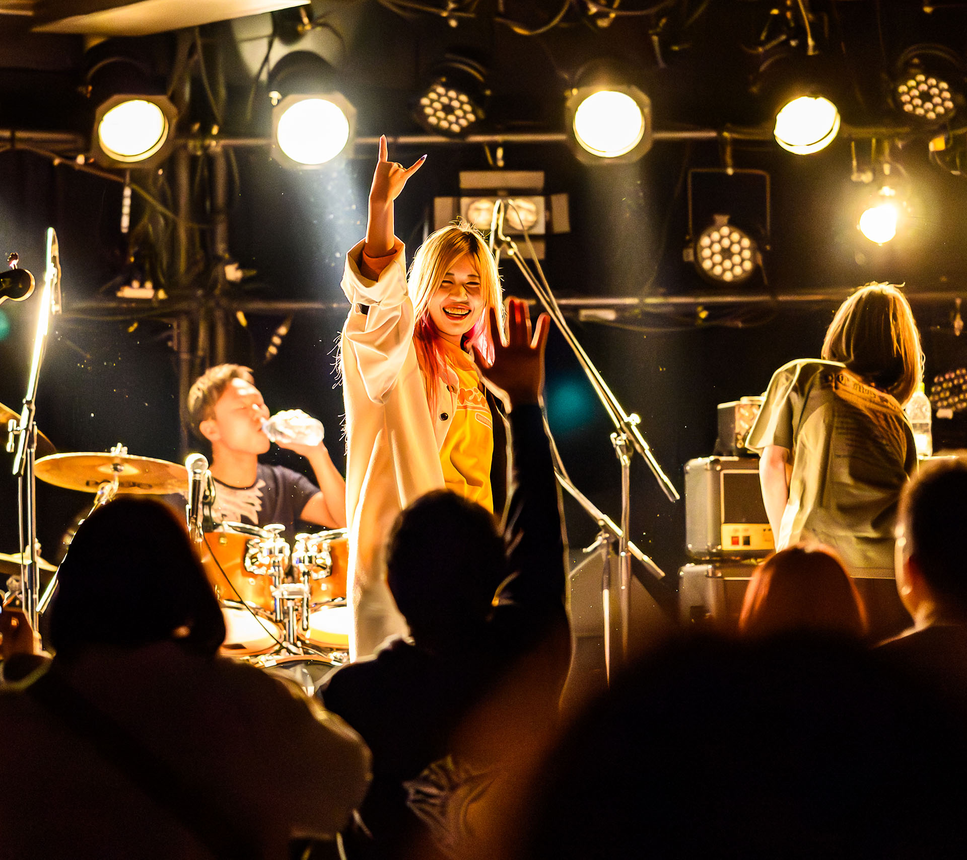 ライブハウスでのドラマチックな撮影。名古屋市中区錦3丁目BAR BLACK STAR経営のRionaさん。 ライブハウスでの出張撮影を承りました。