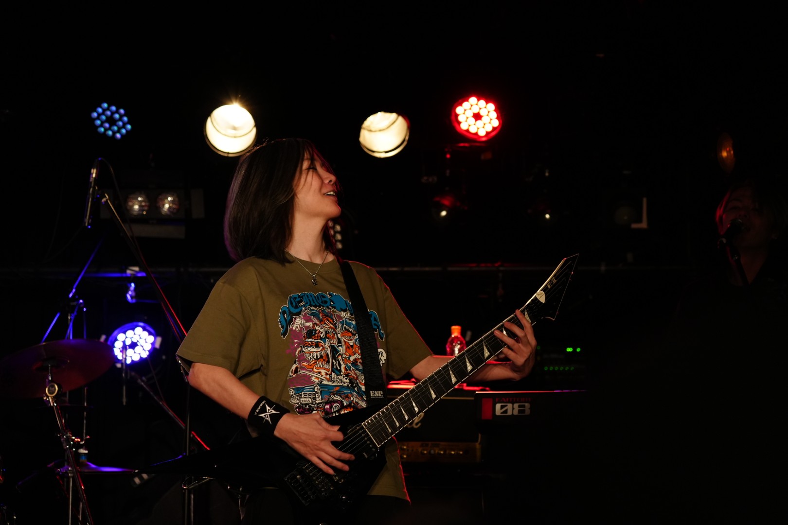 ライブハウスでのドラマチックな撮影。名古屋市中区錦3丁目BAR BLACK STAR経営のRionaさん。 ライブハウスでの出張撮影を承りました。